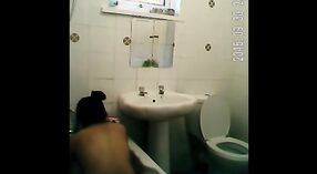 Busty güzellik banyo ve duş temizler 11 dakika 10 saniyelik