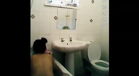 Busty güzellik banyo ve duş temizler 13 dakika 20 saniyelik