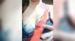 Parijse schoonheid Stacy pronkt met haar zoete borsten in deze video 0 min 40 sec