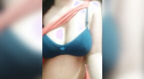 La beauté parisienne Stacy exhibe ses seins doux dans cette vidéo 1 minute 00 sec