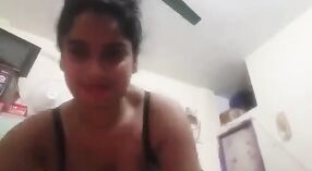 Wanita Menikah Bengali yang Cantik dan Seksi Menunjukkan sisi Dirinya yang Tidak puas 2 min 30 sec