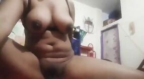 Wanita Menikah Bengali yang Cantik dan Seksi Menunjukkan sisi Dirinya yang Tidak puas 0 min 0 sec