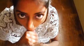 অপেশাদার ভারতীয় দম্পতি সাদা শীর্ষে একটি সংবেদনশীল ব্লজব উপভোগ করে 1 মিন 40 সেকেন্ড