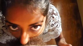 অপেশাদার ভারতীয় দম্পতি সাদা শীর্ষে একটি সংবেদনশীল ব্লজব উপভোগ করে 2 মিন 20 সেকেন্ড