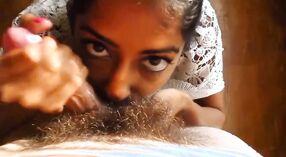 Amateur Indiase Paar enjoys een sensuele pijpbeurt in wit top 4 min 20 sec