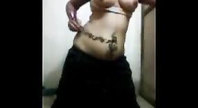 纹身的同性恋bhabhi炫耀她的尿液 5 敏 20 sec