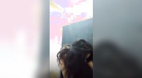 Malizioso adolescente ragazza gode di un caldo bagno 1 min 30 sec