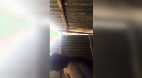 Hermosa Jovencita en la Bañera: Un Video Lindo y Seductor 1 mín. 30 sec