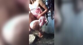 Hermosa Jovencita en la Bañera: Un Video Lindo y Seductor 2 mín. 00 sec