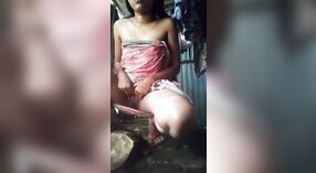 Belle Jeune Fille dans la Baignoire: Une Vidéo Mignonne et Séduisante 2 minute 10 sec