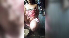 Hermosa Jovencita en la Bañera: Un Video Lindo y Seductor 2 mín. 20 sec