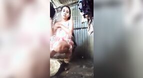 Bocah Wadon in ing Bak Mandi: Video Lucu lan Nggodha 3 min 00 sec