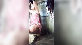 Bocah Wadon in ing Bak Mandi: Video Lucu lan Nggodha 3 min 20 sec