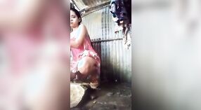 Gadis Muda yang cantik di Bak Mandi: Video yang Lucu dan Menggoda 3 min 30 sec