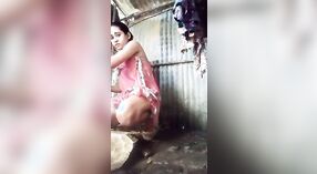 Gadis Muda yang cantik di Bak Mandi: Video yang Lucu dan Menggoda 3 min 40 sec