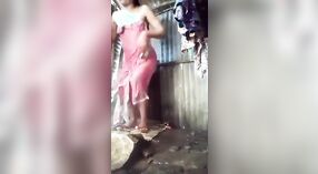 Hermosa Jovencita en la Bañera: Un Video Lindo y Seductor 4 mín. 00 sec