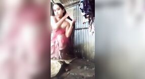 Bocah Wadon in ing Bak Mandi: Video Lucu lan Nggodha 4 min 10 sec