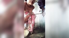 Hermosa Jovencita en la Bañera: Un Video Lindo y Seductor 4 mín. 30 sec