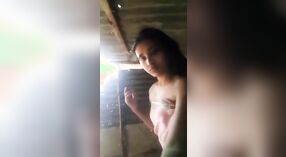 Hermosa Jovencita en la Bañera: Un Video Lindo y Seductor 0 mín. 50 sec