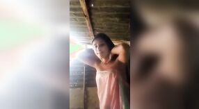 Hermosa Jovencita en la Bañera: Un Video Lindo y Seductor 1 mín. 10 sec