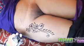 Indiano bhabhi lattea gambe ottenere coperto in tatuaggi 2 min 50 sec