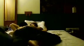 Pasangan muda menikmati masa inap yang sensual di hotel mewah 1 min 10 sec