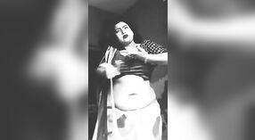 Hot video of a bhabi with a big belly button in shorts 2 min 00 sec