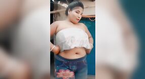 Hot video of a bhabi with a big belly button in shorts 0 min 0 sec