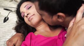 Die leidenschaftliche Liebesgeschichte eines intimen indischen Paares: Eine dampfende Erkundung 3 min 20 s