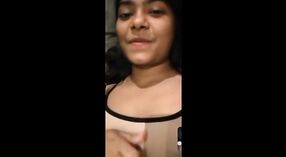 Desi meisje shows af haar groot borsten tijdens een Skype gesprek 4 min 20 sec