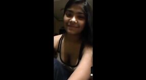 Desi menina mostra seus seios grandes durante uma chamada do Skype 5 minuto 40 SEC