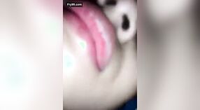 一个性感的妻子的朋友在热门聊天中给她一个微笑 3 敏 10 sec