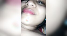 Seorang teman istri yang seksi memberinya senyuman saat mengobrol panas 0 min 0 sec