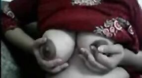 Les seins juteux de ma copine sexy Tanisha sont la star de cette vidéo 1 minute 50 sec