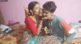 Namorada em um sari fica brincalhão com seu namorado e se diverte 1 minuto 40 SEC