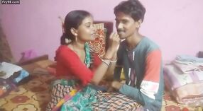 Bạn gái trong một sari được frisky với bạn trai của cô và có vui vẻ 2 tối thiểu 20 sn