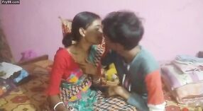Namorada em um sari fica brincalhão com seu namorado e se diverte 2 minuto 40 SEC