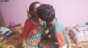 Bạn gái trong một sari được frisky với bạn trai của cô và có vui vẻ 3 tối thiểu 40 sn