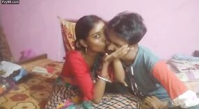 Bạn gái trong một sari được frisky với bạn trai của cô và có vui vẻ 0 tối thiểu 40 sn