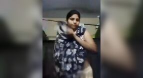 Indyjski dziewczyna z duży piersi sztuki z sama w a nagi wideo 1 / min 20 sec
