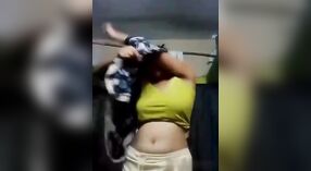 Indyjski dziewczyna z duży piersi sztuki z sama w a nagi wideo 1 / min 30 sec