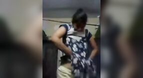 Indiano ragazza con grande seni giochi con se stessa in un nudo video 1 min 40 sec