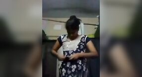 Indyjski dziewczyna z duży piersi sztuki z sama w a nagi wideo 1 / min 50 sec