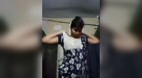 Indyjski dziewczyna z duży piersi sztuki z sama w a nagi wideo 2 / min 00 sec