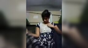 Indiano ragazza con grande seni giochi con se stessa in un nudo video 2 min 10 sec