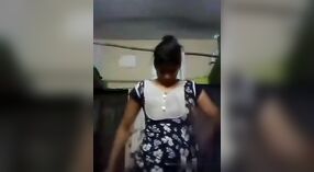 Gadis India dengan payudara besar bermain dengan dirinya sendiri dalam video telanjang 2 min 20 sec