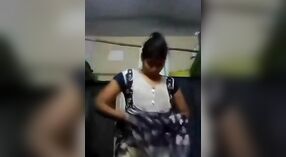 Indyjski dziewczyna z duży piersi sztuki z sama w a nagi wideo 2 / min 30 sec