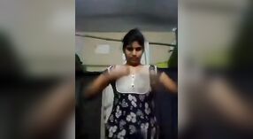 Indiano ragazza con grande seni giochi con se stessa in un nudo video 2 min 40 sec
