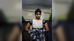 Indyjski dziewczyna z duży piersi sztuki z sama w a nagi wideo 2 / min 50 sec