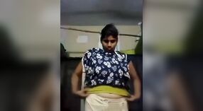 Indyjski dziewczyna z duży piersi sztuki z sama w a nagi wideo 3 / min 00 sec